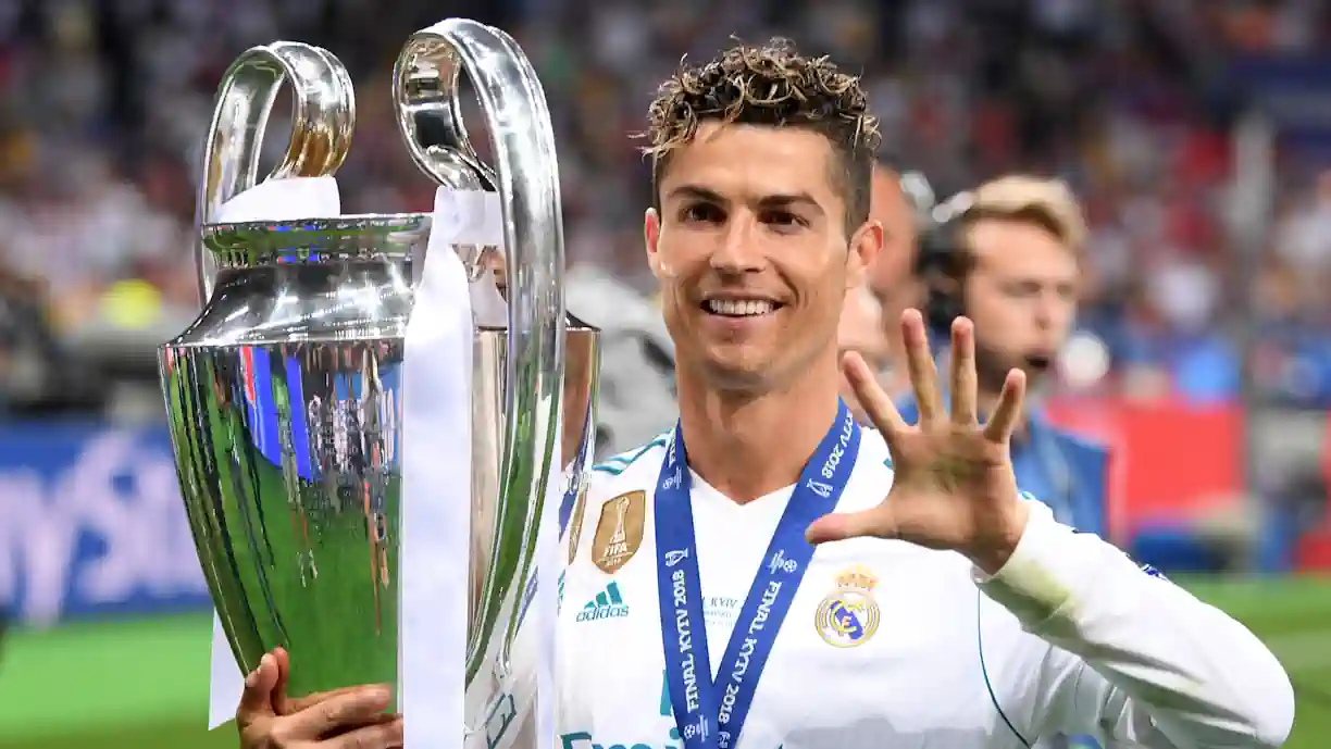 Partilhou balneário com Cristiano Ronaldo e atira: "O maior da história do Real Madrid"