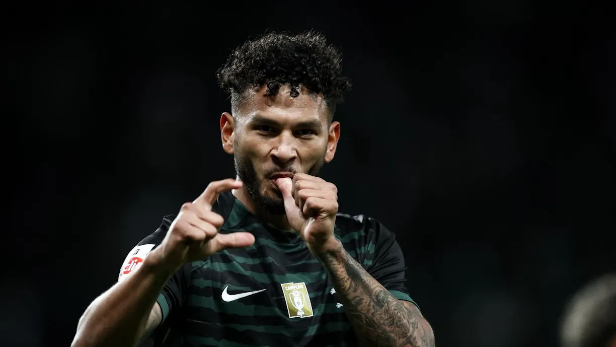 Suárez viu penálti ser-lhe negado e especialista dá nota negativa ao árbitro do Sporting - Estrela