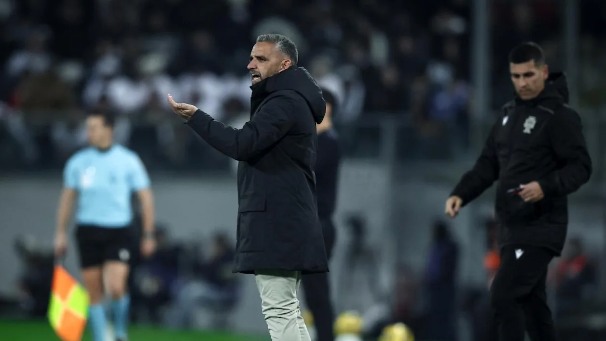 João Simões ouviu das boas de Rui Borges no momento em que acabou por ser substituído no Vitória SC - Sporting