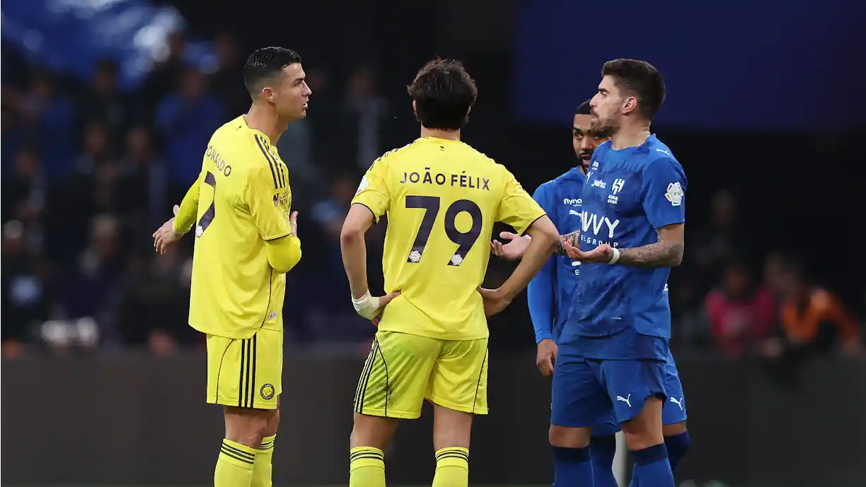 Cristiano Ronaldo e Rúben Neves 'apanhados' em acesa discussão