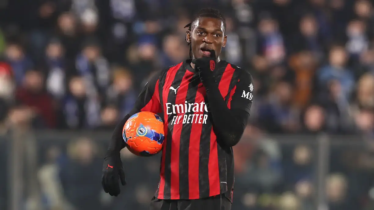 Rafael Leão assiste com classe no Como - Milan e acende luta na Serie A