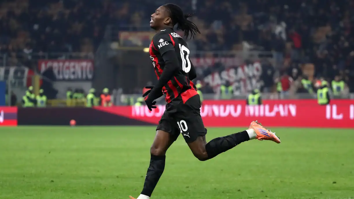 Rafael Leão festeja o golo do empate no Milan – Genoa, disputado em San Siro, a contar para a 19.ª jornada da Serie A. Fotografia de Marco Luzzani/Getty Images