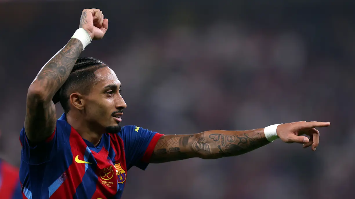 Raphinha festeja um dos golos na vitória do Barcelona – Ath. Bilbao que valeu o passaporte para a decisão. Fotografia de Yasser Bakhsh/Getty Images