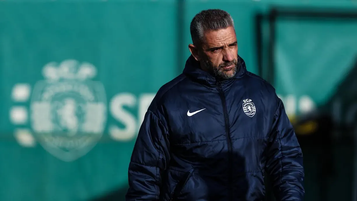 Arbitragem no Sporting? Rui Borges deixa farpa a Porto e Benfica