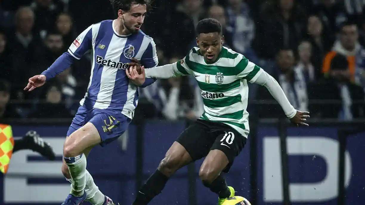 Geny Catamo foi titular no Porto - Sporting, e deixou o relvado com queixas musculares, chorando no banco de suplentes. Fotografia de Sporting