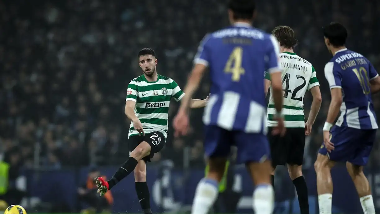  Clássico disputado no Estádio do Porto (1-1) atraiu a atenção de 22 clubes, que se fizeram representar por olheiros. Fotografia de Sporting