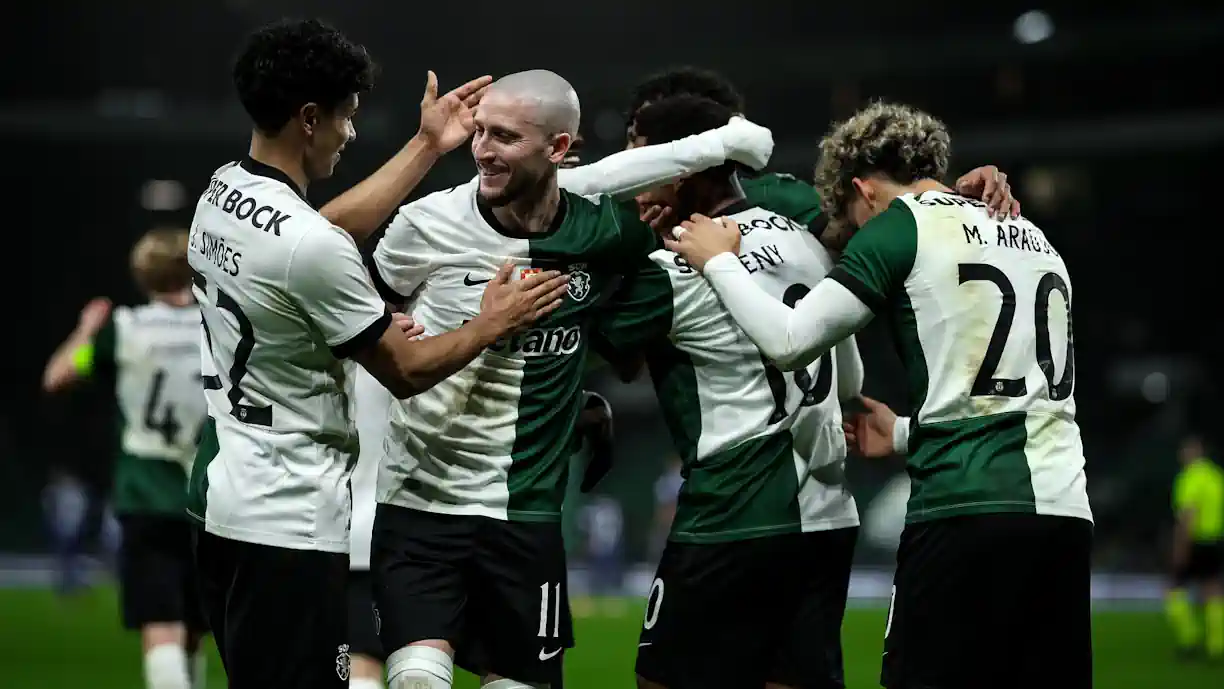 Especialista diz que deveria ter sido assinalada grande penalidade a favor do Sporting por falta sobre Daniel Bragança na grande área