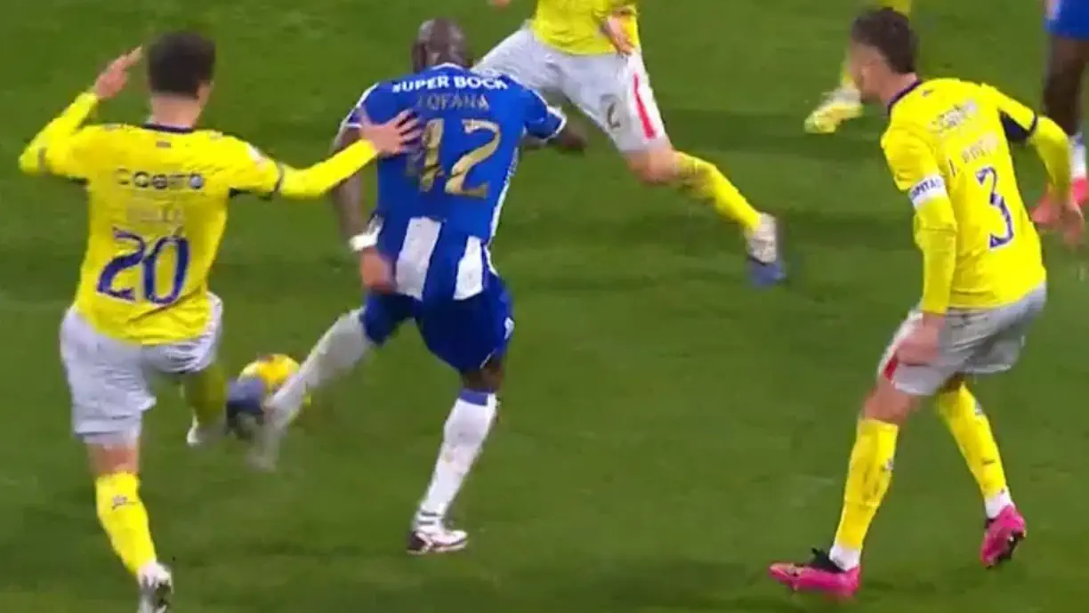 Craque do Sporting desata-se a rir com penálti inacreditável marcado ao Porto