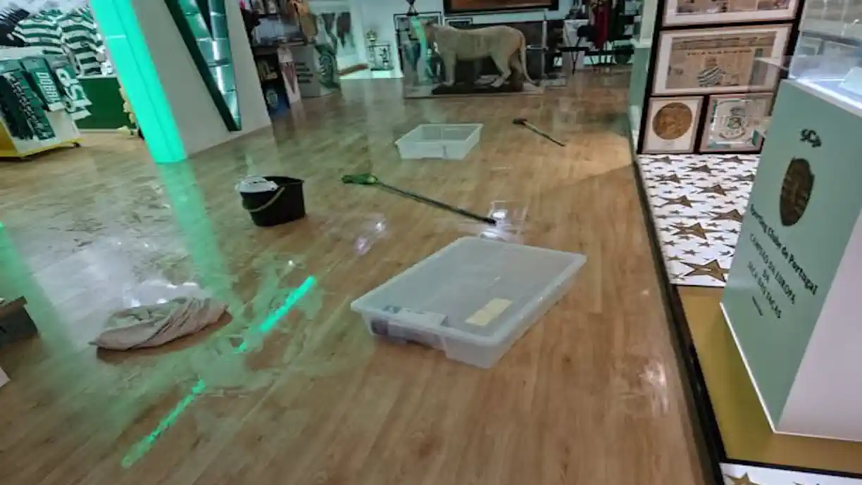 Museu do Sporting, em Leiria, foi inundado pelas cheias que assolam a cidade, e Bernardes Dinis, dono do espaço, mostrou a sua revolta