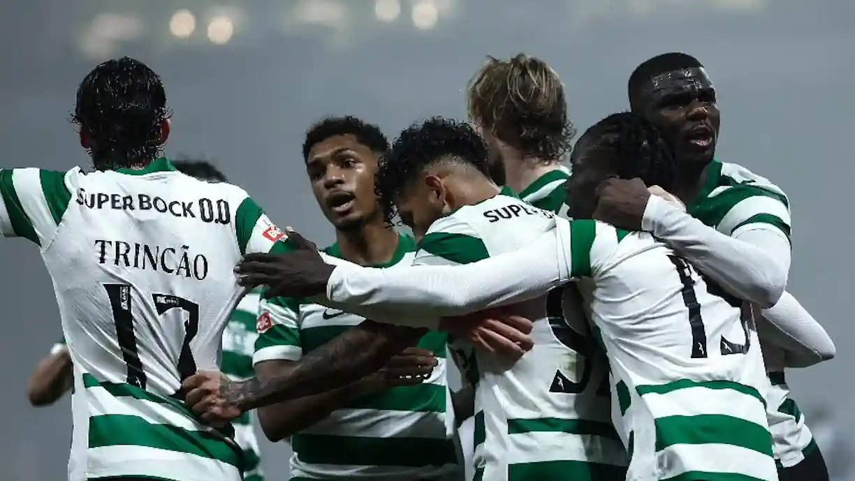 Luis Suárez e Maxi Araújo viram o quinto cartão amarelo e vão falhar a receção ao Famalicão, no próximo domingo. Fotografia de Sporting