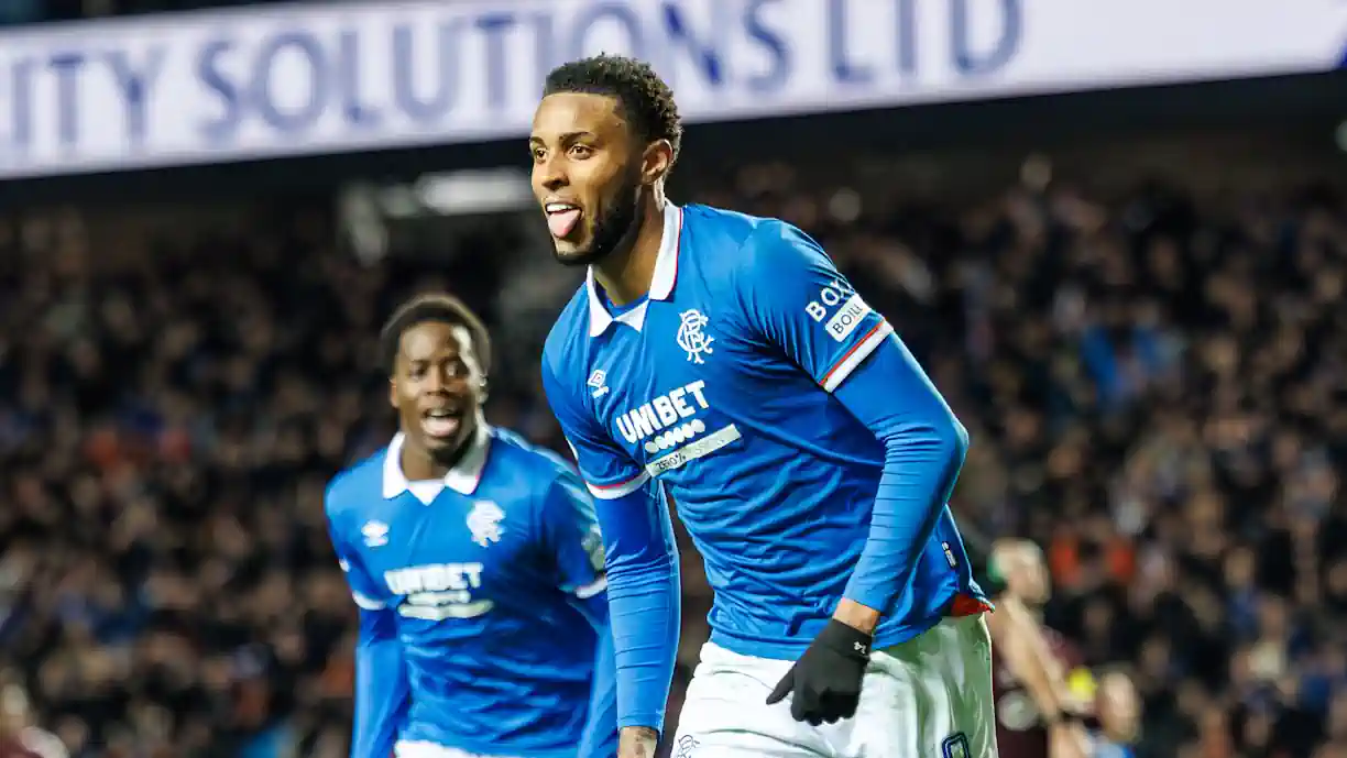 Youssef Chermiti, ex Sporting, voltou a ser a grande figura do Rangers ao marcar um hat-trick decisivo no triunfo por 4-2 sobre o líder Hearts