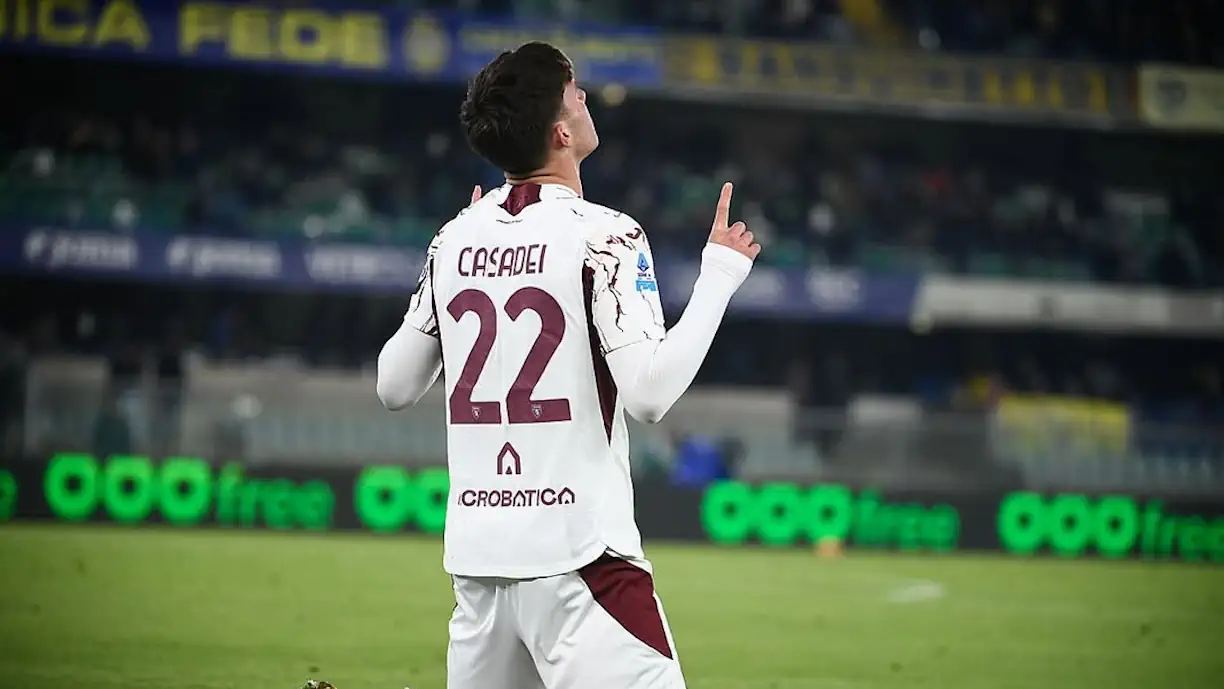 Cesare Casadei, médio do Torino, está a ser associado ao Sporting pelo jornalista Nico Schira, mas são vários os emblemas na corrida pela sua contratação