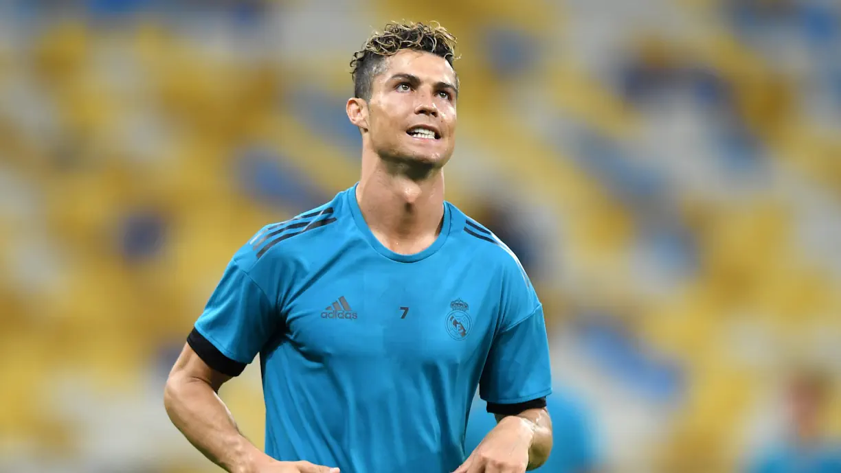 Defesa recorda treino no Real Madrid: "Dei um pontapé no Cristiano Ronaldo e não voltei...