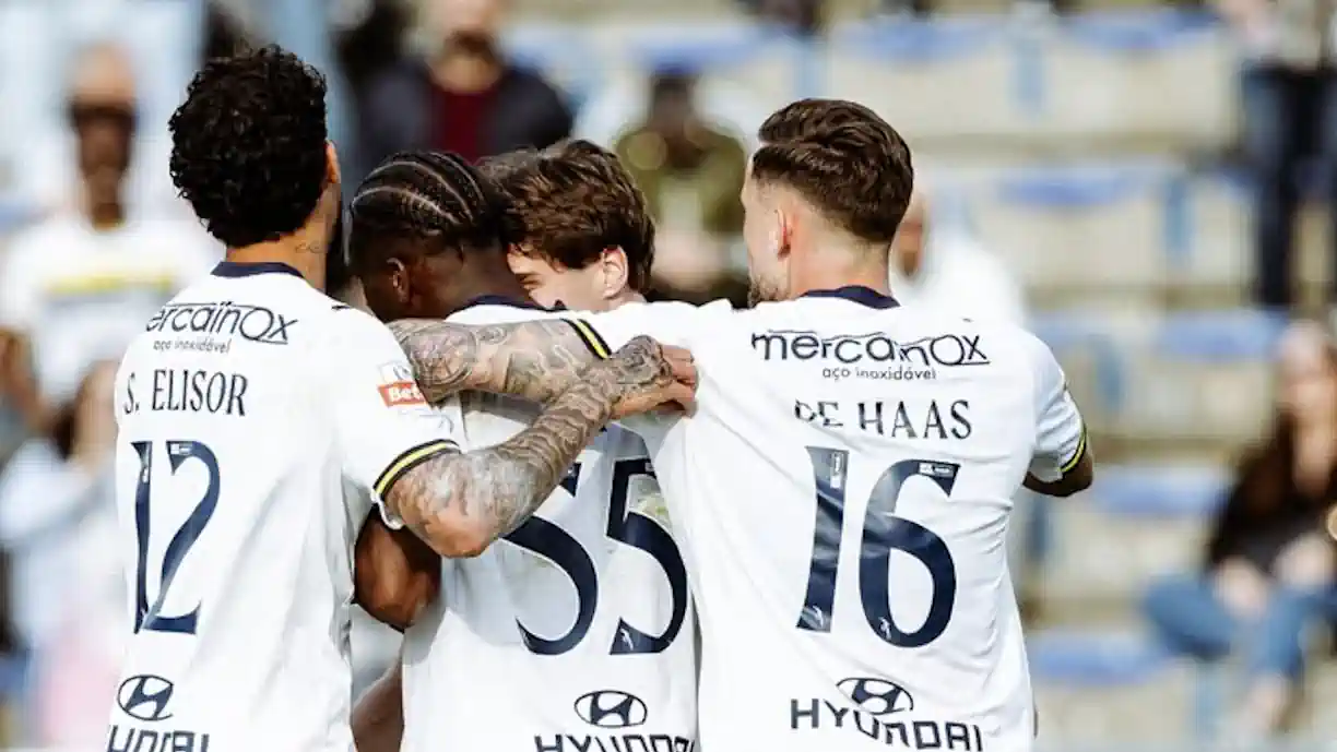 Oficial! Titular do Famalicão renova até 2030 e fica mais longe de rumar ao Sporting