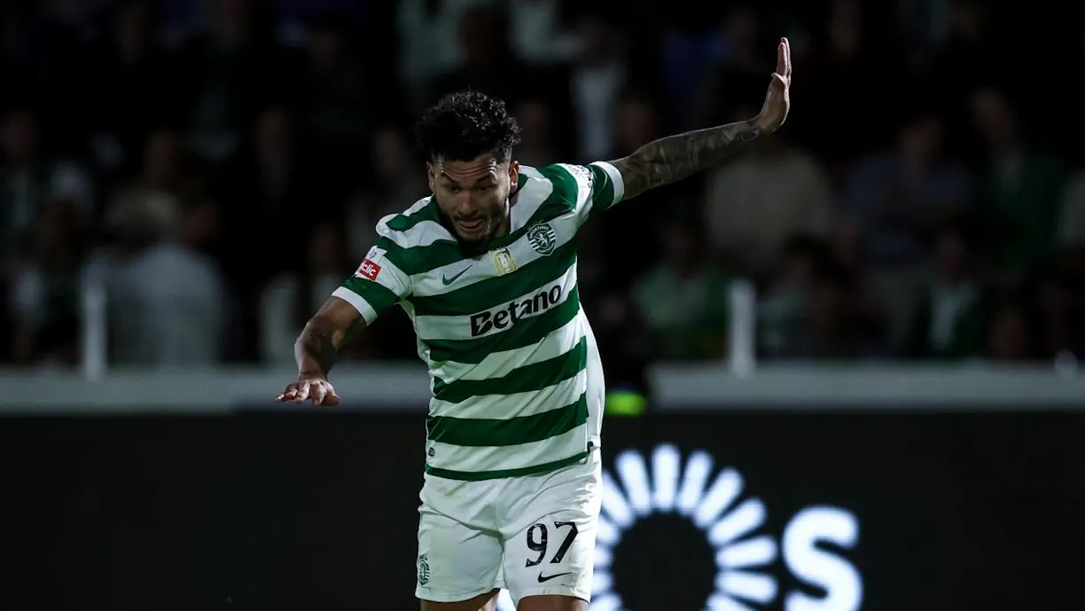 Jorge Faustino e Marco Ferreira não concordam com a decisão de João Pinheiro em mostrar cartão amarelo a Luis Suárez no Alverca - Sporting