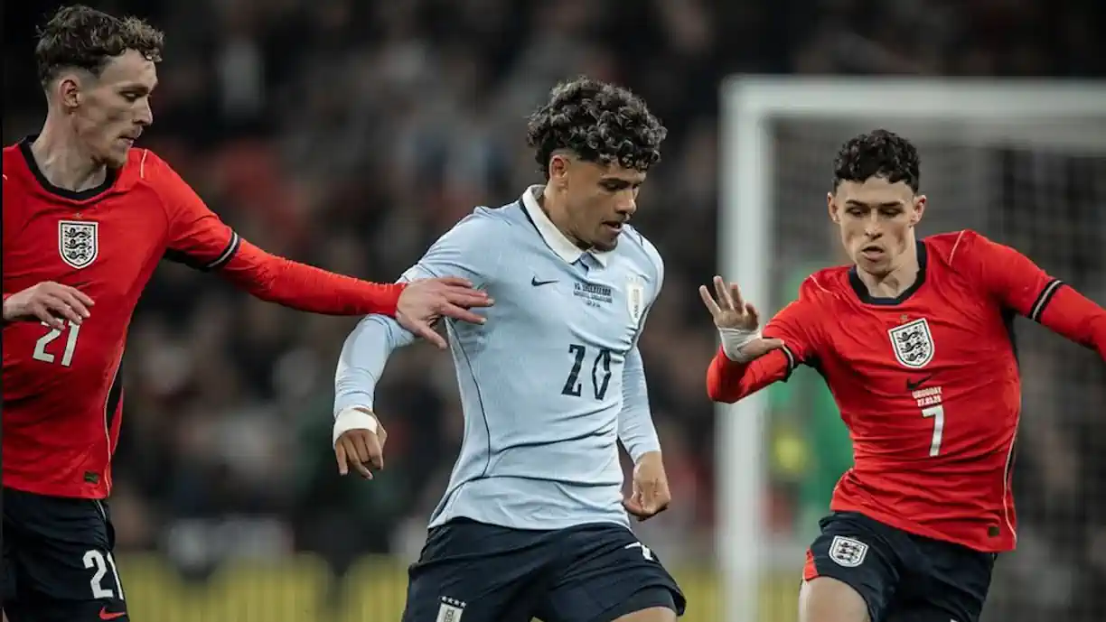 Maxi Araújo foi titular no Inglaterra - Uruguai, partida em que o o jogador do Sporting teve vários emissários de olho na sua exibição