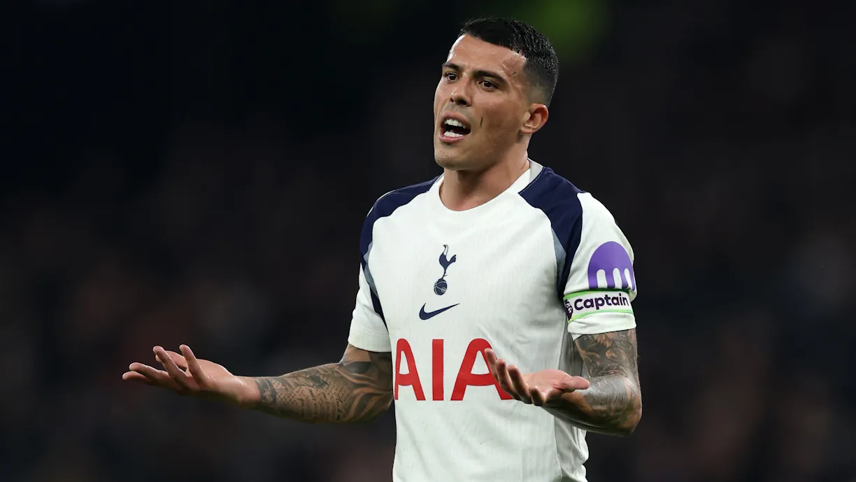 Pedro Porro, ex Sporting, não escondeu irritação com o quarto árbitro e saiu furioso do duelo desta quinta-feira entre o Tottenham e o Crystal Palace