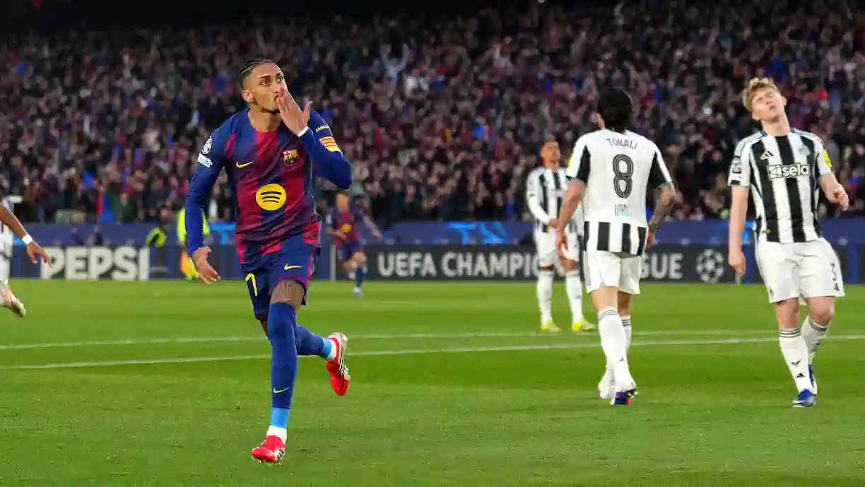 Raphinha, antigo avançado do Sporting, bisou em golos e assistências em goleada das antigas do Barcelona diante do Newcastle, por 7-2, na Liga dos Campeões