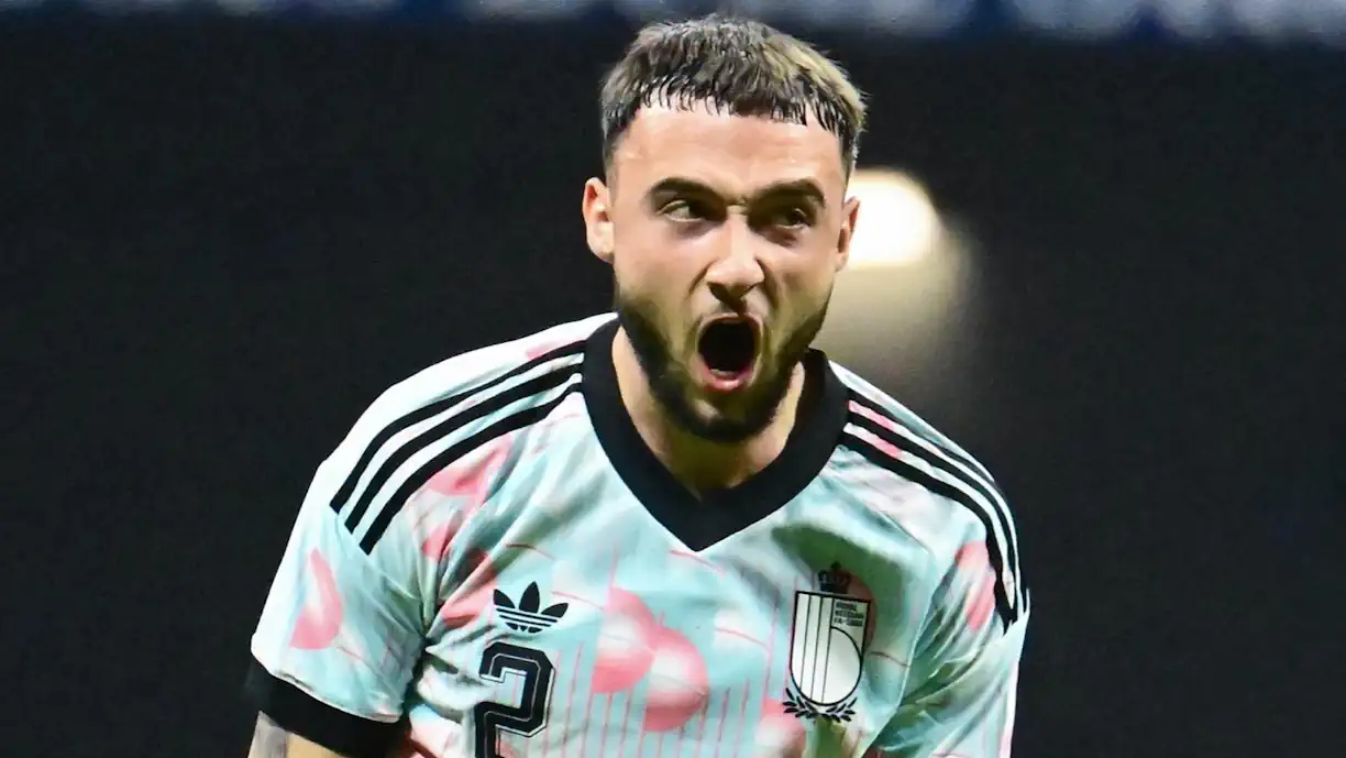 Tiraço de Zeno Debast! Craque do Sporting brilha e marca pela Bélgica (vídeo)