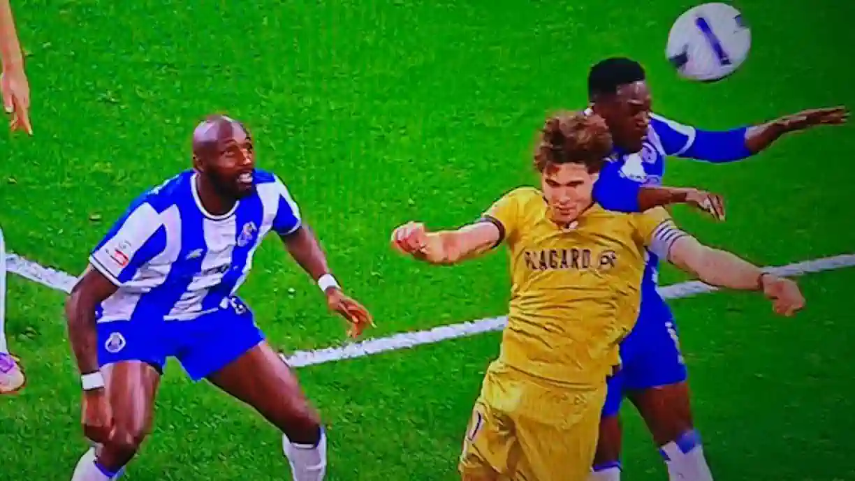 Escândalo no Porto - Famalicão; Analista fala em penálti por marcar e vermelho perdoado aos dragões