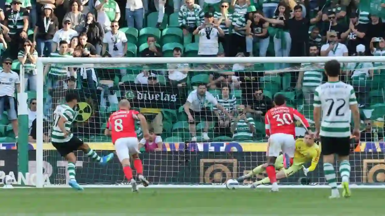 Para Iturralde González não existem dúvidas: penálti de Luis Suárez no Sporting - Benfica deveria ter sido repetido e 'culpa' é do VAR