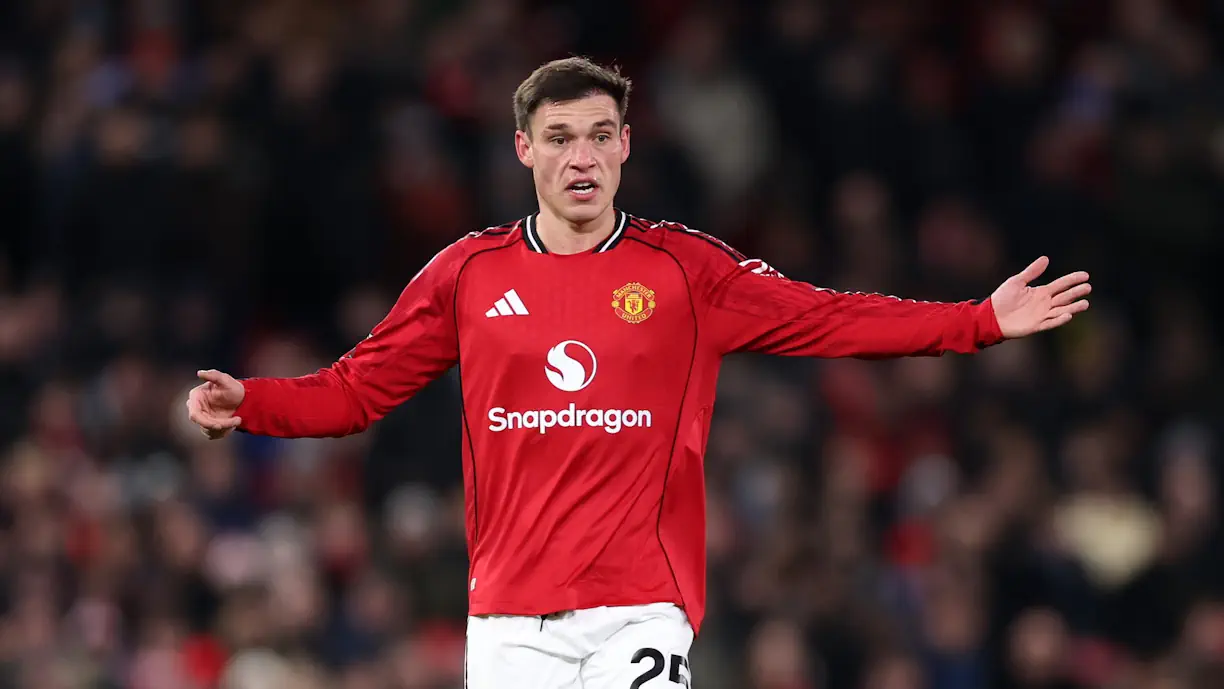 Manuel Ugarte, antigo jogador do Sporting, atravessa um momento complicado no Man United e vai sair no próximo mercado de verão