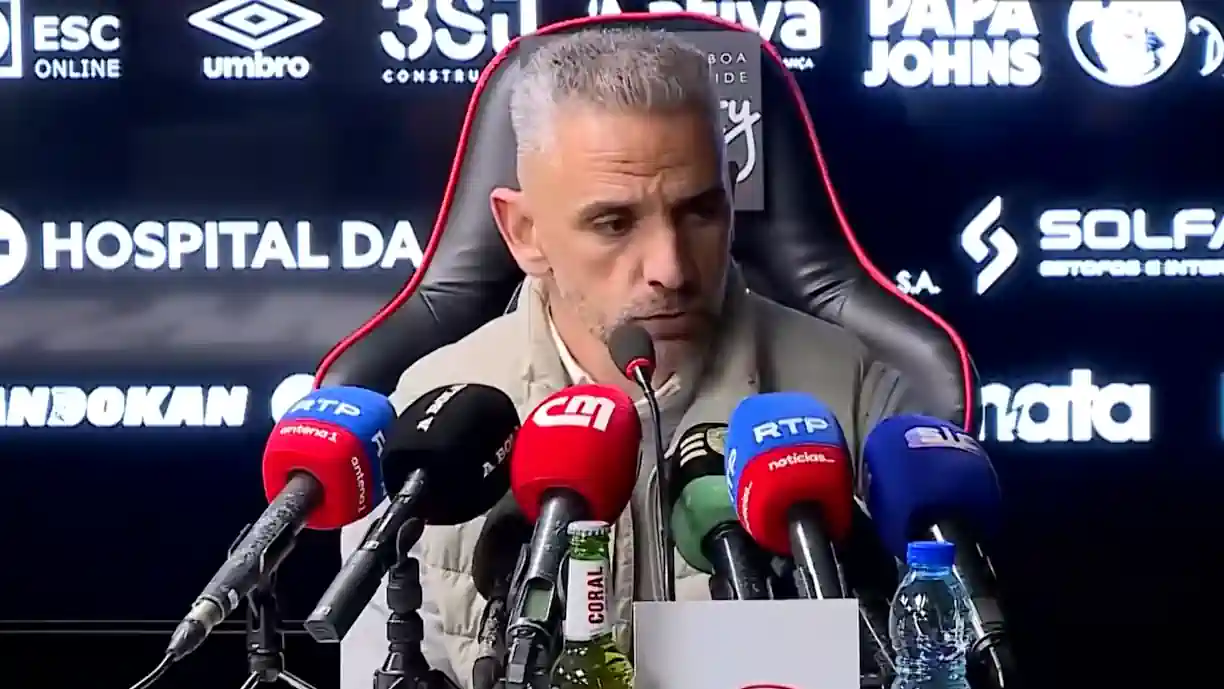 Rui Borges entra em 'bate-boca' com jornalista após jogo do Sporting: "Eras despedido" (vídeo)