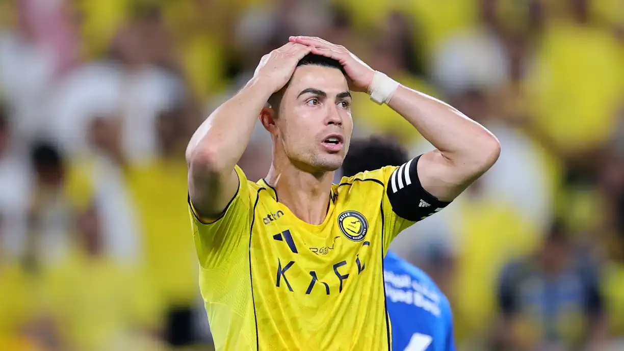Cristiano Ronaldo vê festa a fugir no Al Nassr... graças a 'frango' escandaloso (vídeo)