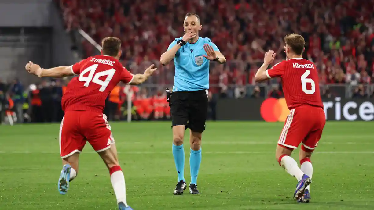 João Pinheiro arrasado por não ter mostrado vermelho a Nuno Mendes no Bayern - PSG