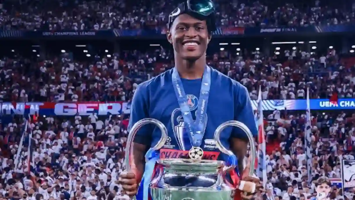 Nuno Mendes à "tuga"! Ex Sporting protagoniza momento viral após PSG - Arsenal (vídeo)