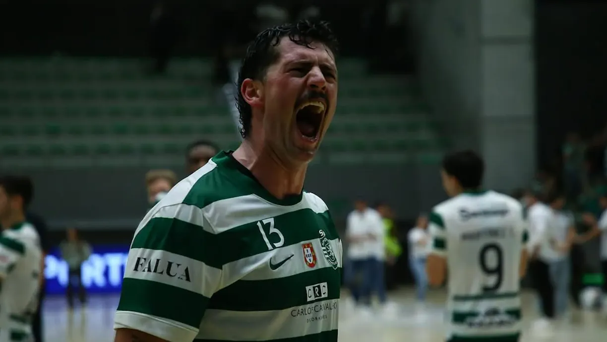 Tricampeões nacionais! A equipa de andebol do Sporting derrotou o Porto, este sábado, no Pavilhão João Rocha