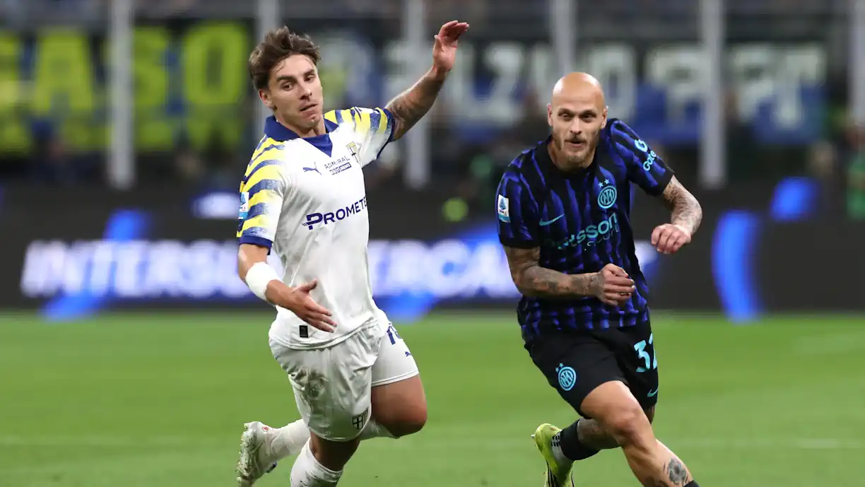 Adrián Bernabé voltou a ser associado ao Sporting neste mercado de transferências; Médio espanhol, que representa o Parma, surge referenciado