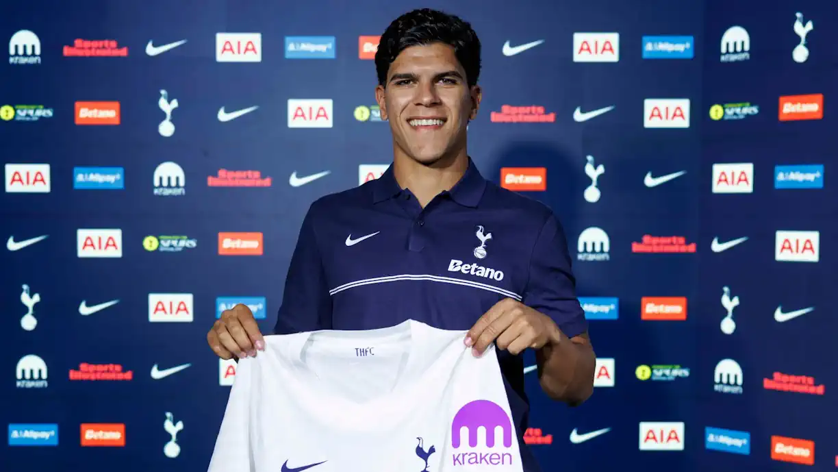 Oficial! Mateus Fernandes é apresentado no Tottenham e rende fortuna ao Sporting