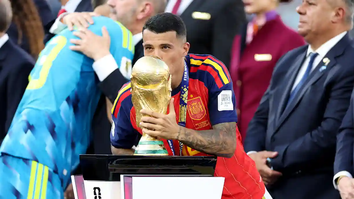 Pedro Porro, antigo jogador do Sporting, foi um dos porta-vozes de Espanha após a conquista do Mundial 2026. Fotografia de Dan Mullan/Getty Images