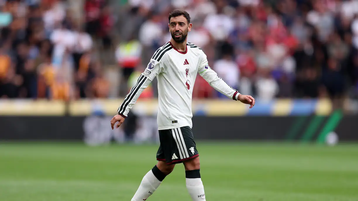 Bruno Fernandes foi um dos alvos dos adeptos do Hull City durante a derrota do Manchester United por 2-0, na primeira jornada da Premier League