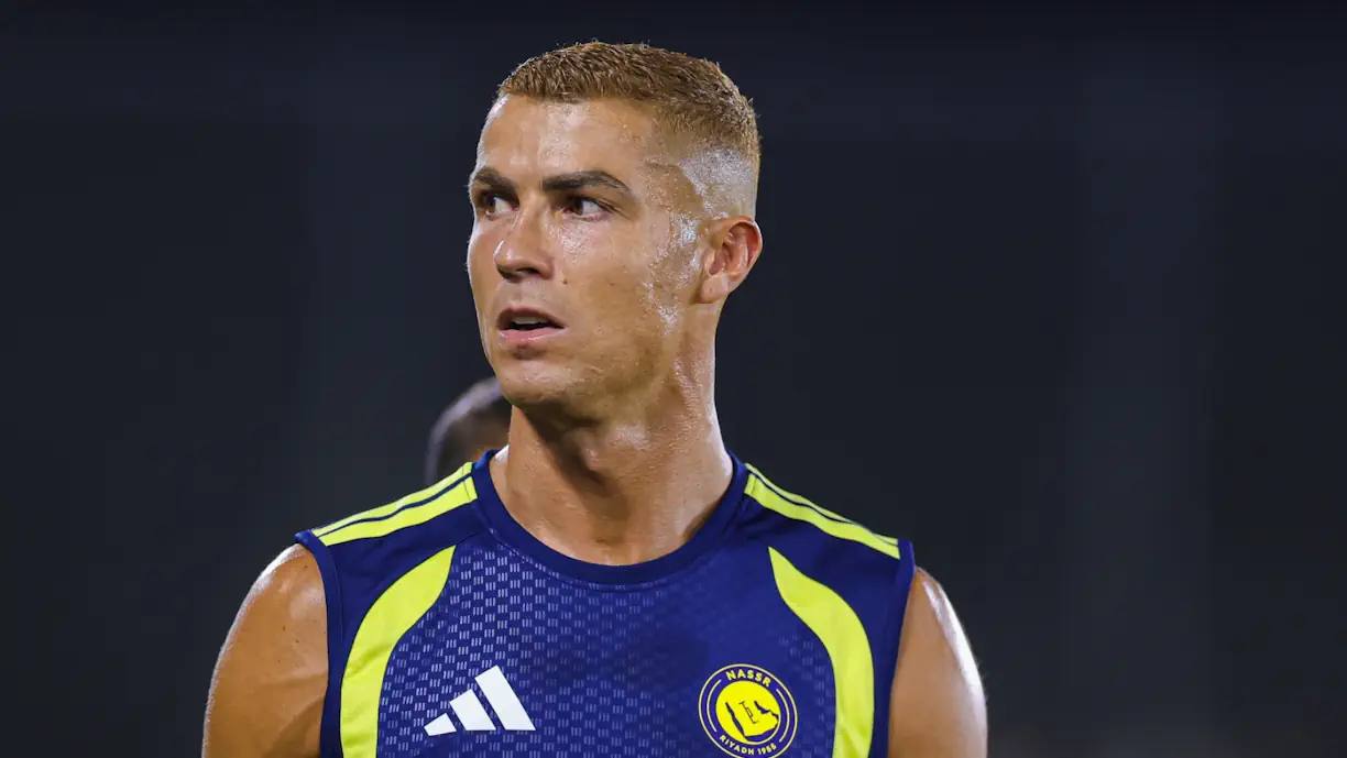Cristiano Ronaldo regressa ao Al Nassr com novo visual e recebe ovação (vídeo)