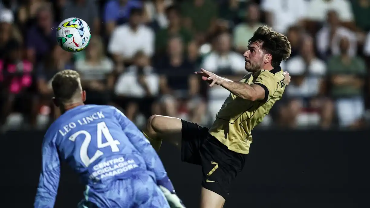José Leirós diz que ficou um cartão vermelho por mostrar no Estrela - Sporting aos 52 minutos