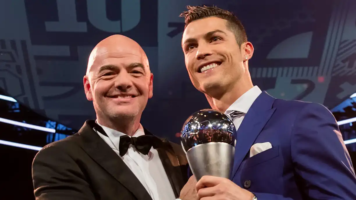 ristiano Ronaldo esteve em Paris e protagonizou um momento curioso com Gianni Infantino, que deixou uma referência especial ao número que persegue