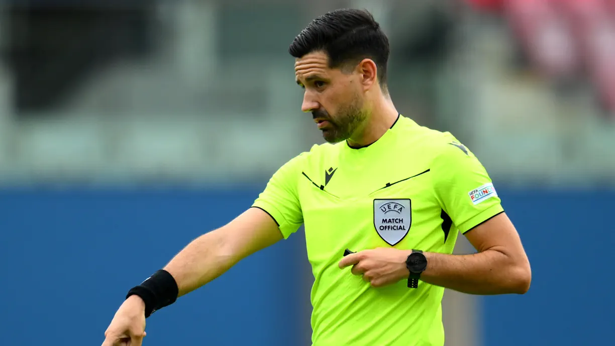 Escândalo! Especialista diz que houve expulsão perdoada e golo mal validado no Estrela - Sporting