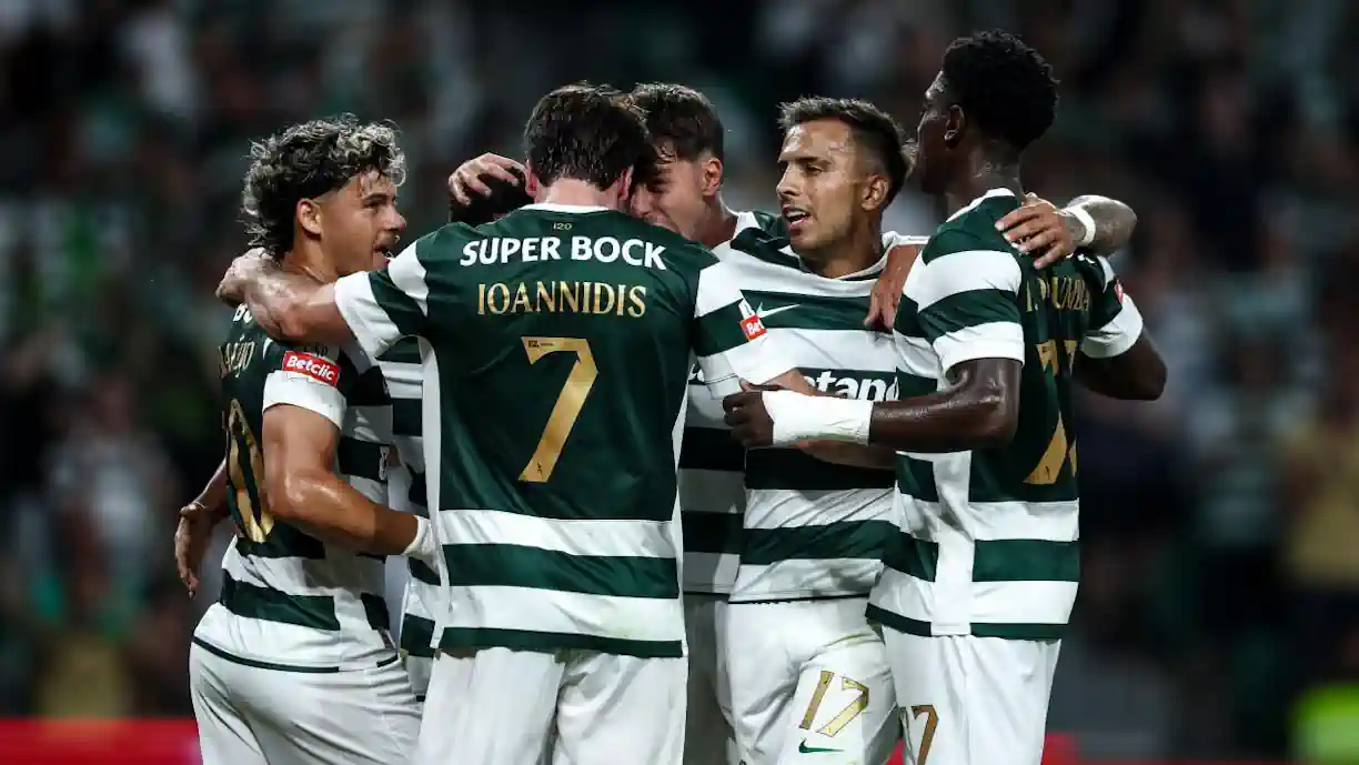 Georgios Vagiannidis deixou o Sporting - Vitória de Guimarães com queixas no tornozelo direito e teve de abandonar o relvado de maca, aos 78 minutos