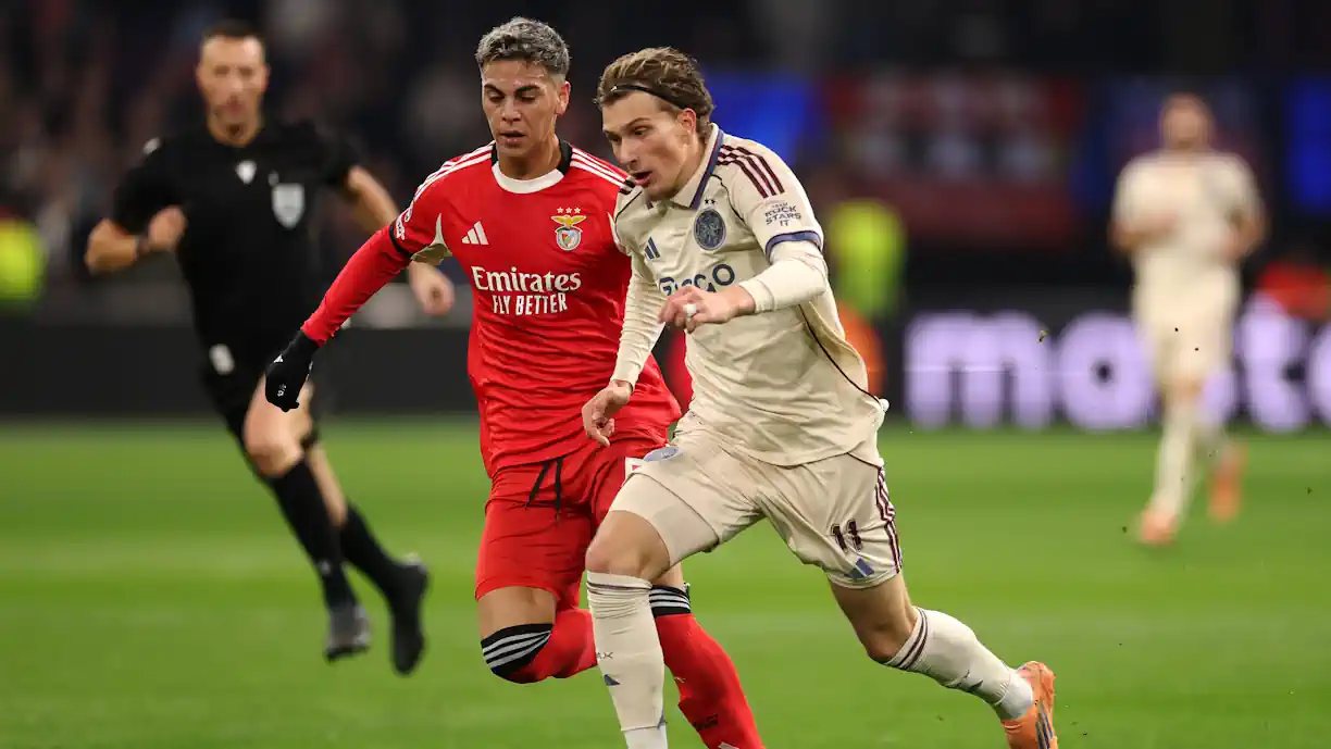É oficial! PSG confirmou a contratação de Mika Godts, extremo belga que foi apontado ao Sporting; Jogador deixa o Ajax a troco de 55 milhões de euros