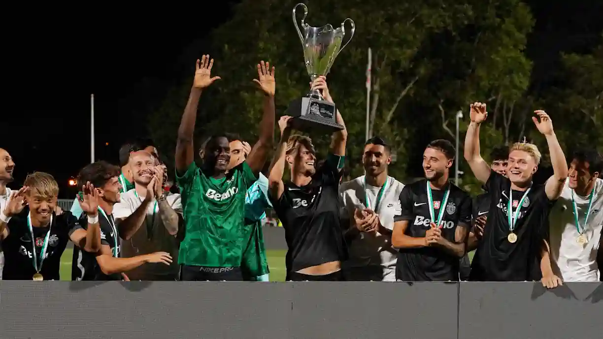 É oficial! Estrasburgo, orientado por Hugo Oliveira, oficializou esta terça-feira a contratação de Conrad Harder, avançado que custou 19M ao Sporting