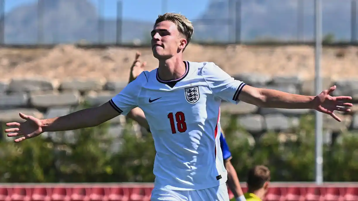 Jesse Derry não conta no Sporting, mas dá show com golo e assistência por Inglaterra