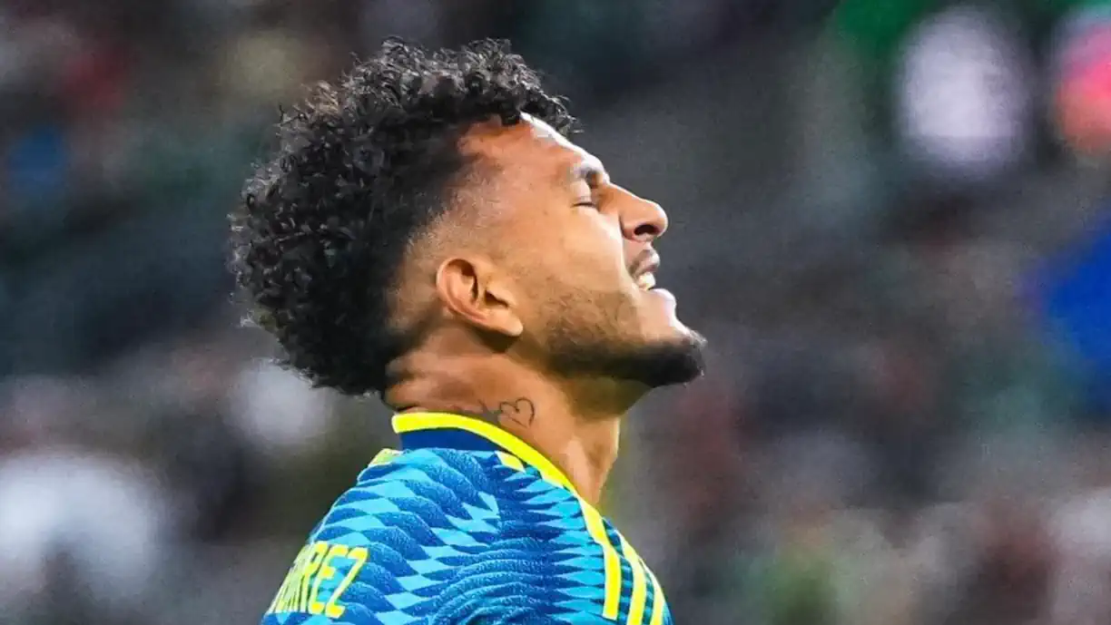 Luis Suárez continua a atravessar um excelente momento de forma e voltou a marcar pela Colômbia; Gilberto Mora, alvo do Sporting, também marcou