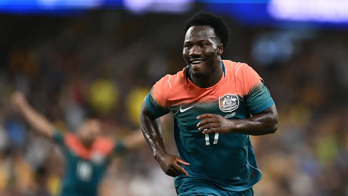 Nestory Irankunda esteve em grande destaque pela Austrália no empate frente ao Brasil (1-1). O extremo do Sporting marcou um verdadeiro golaço de livre direto 