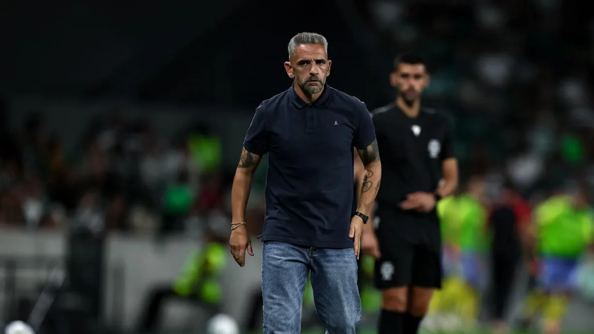 Rui Borges fez o rescaldo do empate do Sporting frente ao Arouca (2-2), destacando sobretudo a expulsão de Zeno Debast