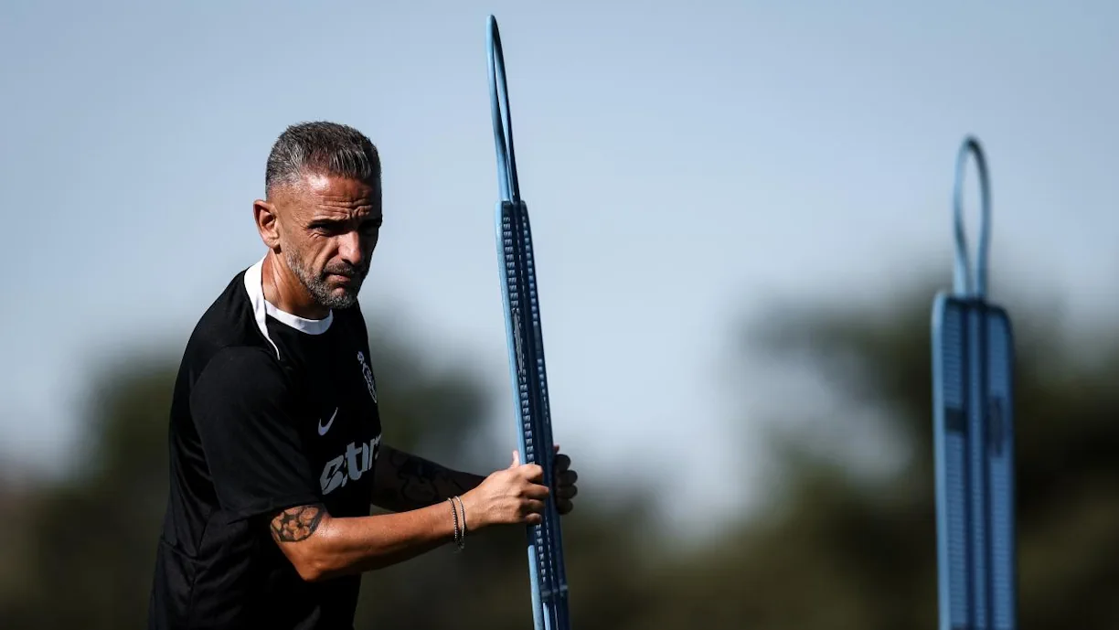 Avançado em risco de sair do Sporting a custo zero chamado por Rui Borges ao treino
