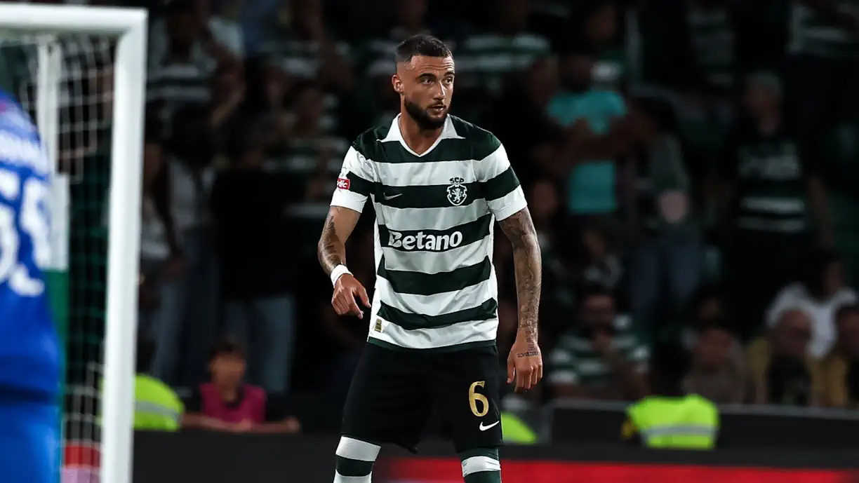 Zeno Debast passa a perna a colega e Sporting melhora a quadriplicar