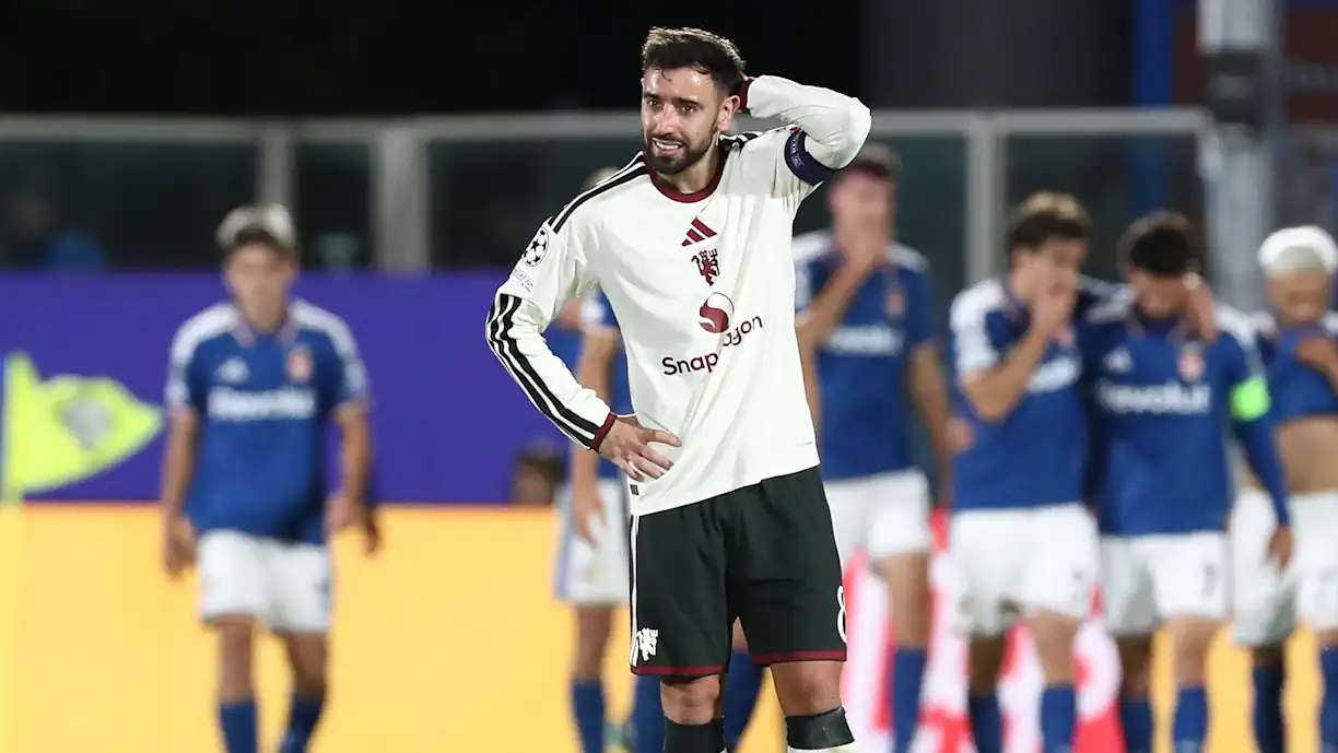Wayne Rooney não poupou Bruno Fernandes depois das declarações do internacional português na sequência da derrota do Manchester United
